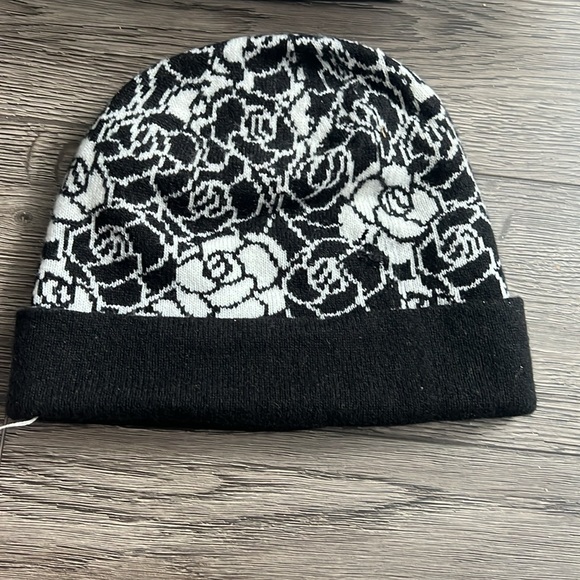 Chanel scarf and hat set - Picture 5 of 8